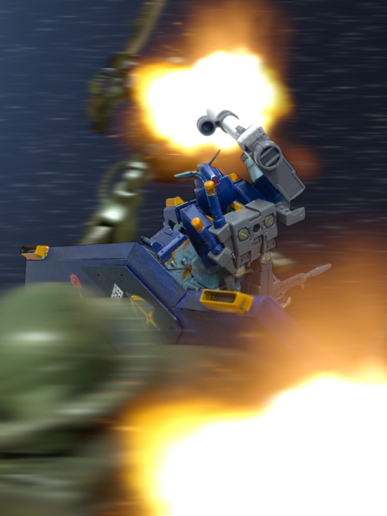 　マイロがシュツルムファウストを放つのが見えたが、やはりガンダムは受け流した。再び、イアンと二人、ガンダムに挟撃を仕掛けたが、今度は読まれていた。敵は、アビーの射撃を無視して、イアンだけを確実に墜として見せた。「イアン……！！！！」叫んだ瞬間、自身のコクピットも衝撃に見舞われた。ガンダムに随伴していた、別の青いMSからの射撃だった。機体の右腕を吹き飛ばされ、そのまま機体が後ろに流されていく。「クソっ……！」マシンガンも吹き飛ばされた。これでは、戦えない。『大尉！退がってください！』流されていくと、味方の下士官のザクに助けられた。『ここはもう駄目です！』「これ以上、どこに退くんだ！」『ですから、予定通り降伏でしょう！』大尉は、基地まで後退してください、と、アビーを押し出した後、その下士官のザクも目の前で爆散した。　爆光の後ろ、ガンダムとケンプファーが組み合うのが見えた。　気づくと、味方もずいぶん数を減らしている。戦術の練度は上でも、圧倒的な数と、ビーム兵器の火力に押され、どうしようもない。このままここに留まっていては、全員、死ぬ——。（ならば……！）アビーは、カスコ少佐から生前託された任務を全うすべきだと思った。（サラ、ごめん……！）