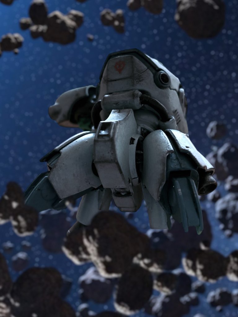 （……どちらかと言うと……。）　メインカメラが死んでいるのだろう。モニターが暗転し、コクピットの中はすっかり暗くなっている。あちこちで散る火花と警告表示とが、ときどき、手元を照らした。左目の上を伝う、生温かい流血が気になったが、気密漏れの表示が瞬いているため、バイザーを開けられなかった。「……化けて出るなら、今、じゃないのか……。」　馬鹿馬鹿しい。先ほど聞いた彼女の声は、自分の願望が生んだ幻に過ぎない。そう思いながらも、マイロは呟かずにはいられなかった。だが、逝ってしまった恋人の名は、口にはしない。その響きはまだ、マイロにとってはかなしすぎた。　なぜかは分からないが、敵は”アメイジング・グレイス”をきっかけに、動きを止めた。あの一撃は、彼女と二人で放った一撃のように思えた——。（それこそ……アニメじゃないか……。）　再び、馬鹿馬鹿しい、と、思う。マイロは、首を振って目を閉じた。