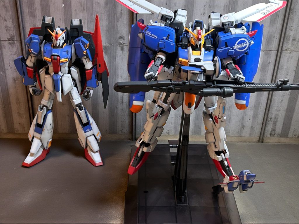 Zと並べてみました。フライングアーマーでボリューミーに感じていましたが、頭頂高の違いやEX-Sのプロペラントタンクのせいで、Zがかなりスリムにみえます。