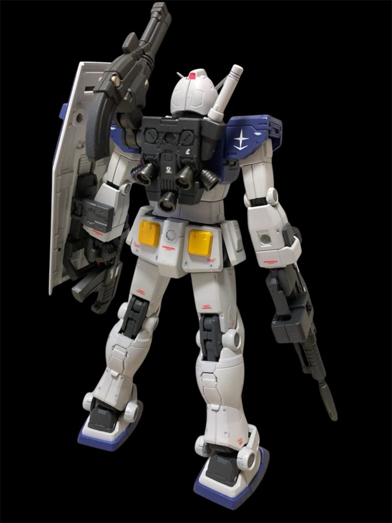 背面ジムから移植したバックパックにショルダーキャノンを装備。