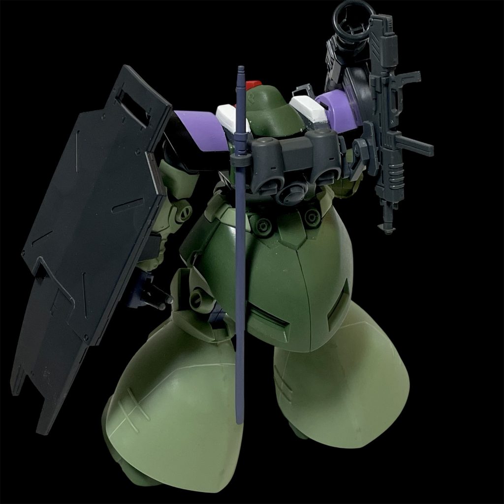 スパイクシールドも考えましたが、左手が埋まってしまう為、境界戦機の大型シールドを腕に装備できるようにして装備。これが良いというよりは余っていた使い道がなかったから…という感じで採用しました。