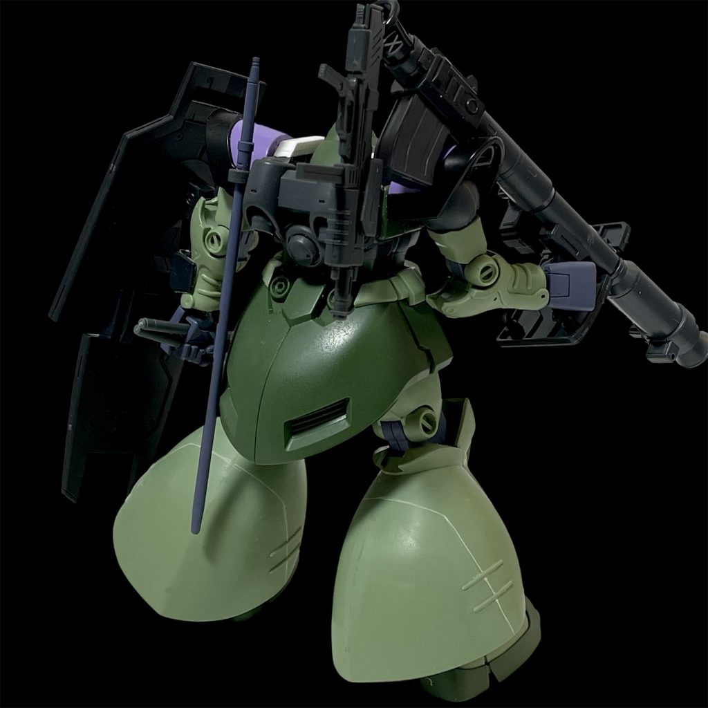 バックパック左側にヒートサーベルを携行できる使用な為、逆側に90mmマシンガンを携行できる可動型のマウントラックを装備させました。地上用のつもりですのでプロペラントタンクはオミット