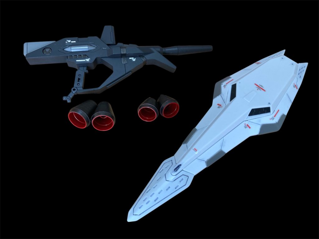 ライフルとシールドも。バーニアはメタル系で塗装しているので艶消しをしたくないのでトップコート後に取り付けます。