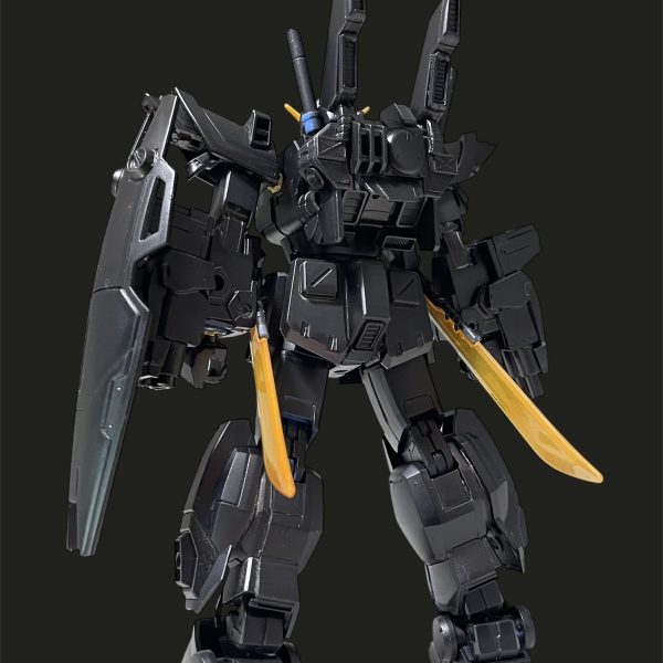 細かいところを修正して黒サフを行いました。修正点3連装ミサイルランチャーが腕に対し大きすぎた為、幅を腕と同程度にし、砲身をスライド式にしてサイズダウンバックパックも上部を変更し尖った感じにリアスカートをパワードジムのものに変更ショルダーアーマーに飛び出し箇所を作りEXAMっぽい感じに太ももと足首で足を2mm延長を行いました。カラーリングは基本ブルーディスティニー2号で作成しますがコミック版の設定画を参考にして行きます。&nbsp;（7枚目）