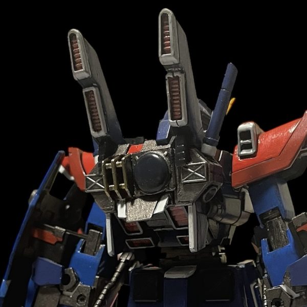 ベースの塗装を行いました。顔を白にしてみましたが、違和感があるので設定通りの青の方が良いと思うので直しですね。また、赤と白の差し色がうるさい感じもあり関節は焼鉄色とゴールドにしましたがまだうるさいですね。デカールはって落ち着けばいいのですが🤔ビームライフルをオミットしようと思いましたが、ez-SRのショートバレルのビームライフルを参考に砲身を短くし、両手持ちしないという設定でグリップを無くしてグレネードっぽいものを下部に付けました。ビームライフルをリアスカートにマウントしたかったのですがヒートサーベルが邪魔でつけられませんでした。シールド裏につけられるか要検討🤔(6枚目)