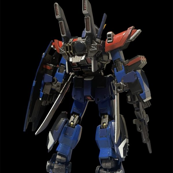 ベースの塗装を行いました。顔を白にしてみましたが、違和感があるので設定通りの青の方が良いと思うので直しですね。また、赤と白の差し色がうるさい感じもあり関節は焼鉄色とゴールドにしましたがまだうるさいですね。デカールはって落ち着けばいいのですが🤔ビームライフルをオミットしようと思いましたが、ez-SRのショートバレルのビームライフルを参考に砲身を短くし、両手持ちしないという設定でグリップを無くしてグレネードっぽいものを下部に付けました。ビームライフルをリアスカートにマウントしたかったのですがヒートサーベルが邪魔でつけられませんでした。シールド裏につけられるか要検討🤔(3枚目)