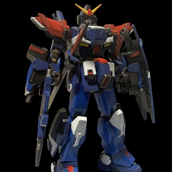 ベースの塗装を行いました。顔を白にしてみましたが、違和感があるので設定通りの青の方が良いと思うので直しですね。また、赤と白の差し色がうるさい感じもあり関節は焼鉄色とゴールドにしましたがまだうるさいですね。デカールはって落ち着けばいいのですが🤔ビームライフルをオミットしようと思いましたが、ez-SRのショートバレルのビームライフルを参考に砲身を短くし、両手持ちしないという設定でグリップを無くしてグレネードっぽいものを下部に付けました。ビームライフルをリアスカートにマウントしたかったのですがヒートサーベルが邪魔でつけられませんでした。シールド裏につけられるか要検討🤔(2枚目)