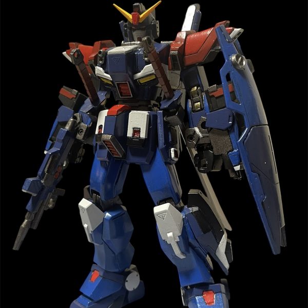 ベースの塗装を行いました。顔を白にしてみましたが、違和感があるので設定通りの青の方が良いと思うので直しですね。また、赤と白の差し色がうるさい感じもあり関節は焼鉄色とゴールドにしましたがまだうるさいですね。デカールはって落ち着けばいいのですが🤔ビームライフルをオミットしようと思いましたが、ez-SRのショートバレルのビームライフルを参考に砲身を短くし、両手持ちしないという設定でグリップを無くしてグレネードっぽいものを下部に付けました。ビームライフルをリアスカートにマウントしたかったのですがヒートサーベルが邪魔でつけられませんでした。シールド裏につけられるか要検討🤔(5枚目)