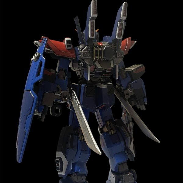 ベースの塗装を行いました。顔を白にしてみましたが、違和感があるので設定通りの青の方が良いと思うので直しですね。また、赤と白の差し色がうるさい感じもあり関節は焼鉄色とゴールドにしましたがまだうるさいですね。デカールはって落ち着けばいいのですが🤔ビームライフルをオミットしようと思いましたが、ez-SRのショートバレルのビームライフルを参考に砲身を短くし、両手持ちしないという設定でグリップを無くしてグレネードっぽいものを下部に付けました。ビームライフルをリアスカートにマウントしたかったのですがヒートサーベルが邪魔でつけられませんでした。シールド裏につけられるか要検討🤔(4枚目)