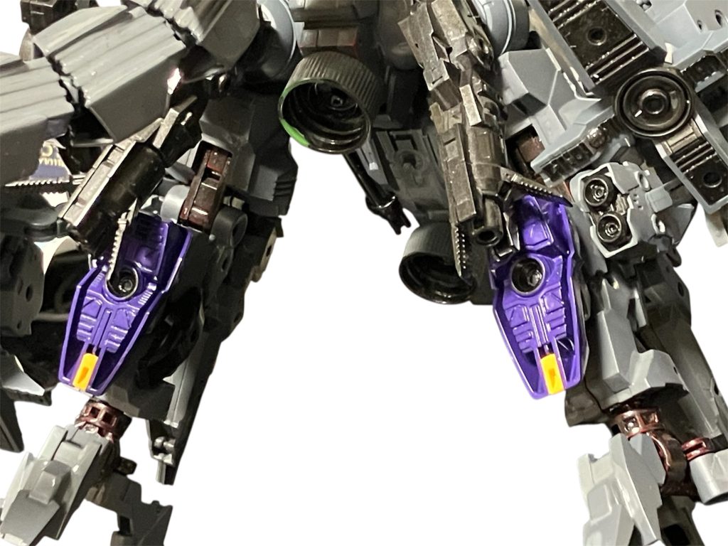 G-コマンダーでは、アリュゼウスと同様に量産型νの足がくっつけるようにランナーとピンバイスで加工。