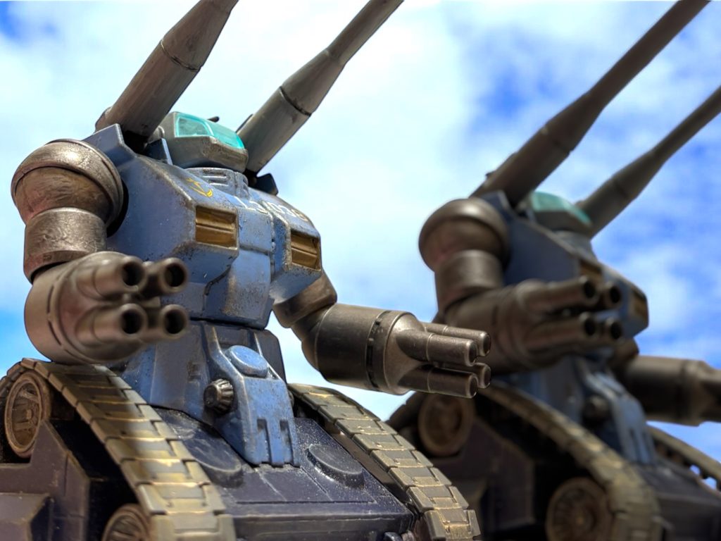 「タンクの足に付き合わせるわけにはいかん。先に出る。」　隊の仲間を集めて発破を掛ける。オウ、と皆が応えると、すぐにそれぞれの機体に向かった。「バカか、的になる！」　さっきの少尉とは別のパイロットが駆け寄ってきた。今度はディーン中尉だ。作戦打合せでは後衛を任じられていた。「お前たちは、我々と一緒に後衛だ。作戦打合せの前提を崩すな！」「結果、数と火力で押し潰すなら、いつ行っても同じでしょう。」　スコットは、もう覚悟を決めている。「ミヤギ曹長にだけ、背負わせられない。俺らは、男ですよ。」　うっ、と、中尉が怯んだが、スコットは別のことを考えていた。（ミヤギ曹長に、怒られそうだな、今の。）