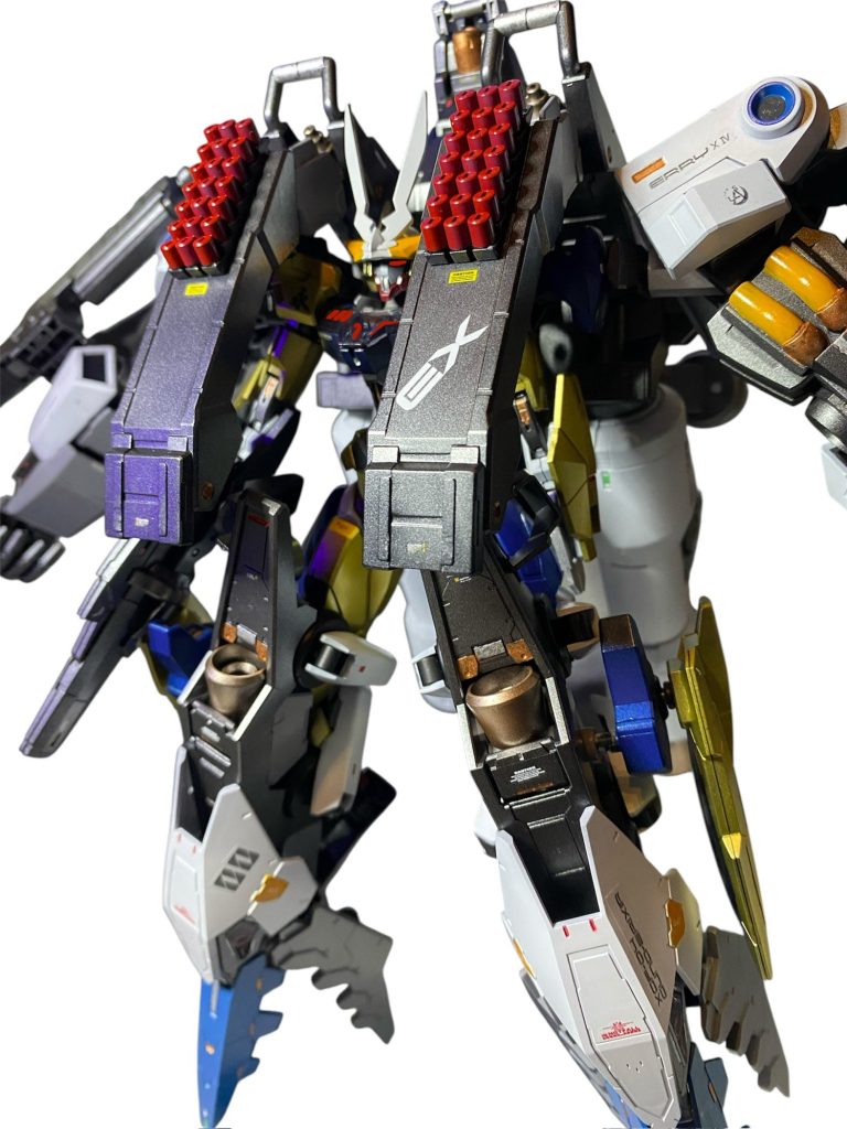 こちらもほぼティフォエウスガンダムキメラのまんまですが、カラーリングや、胸部ミサイルの追加、ハイパービームサーベルの追加でFAZZをイメージした仕上がりにしました。制作時間がかかったのは、この大物のおかげというのもあります。