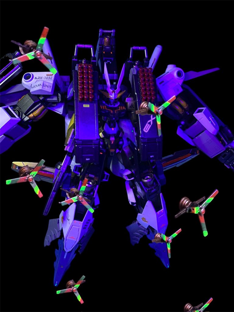 巨人を思わせるようなフォルムへと変貌したガンデリクサーたちは、アルカナユニットからアンテナを多数備えたガンビットを射出すると、そのシェルユニットは妖しい輝きを放った。それは、照射された者の意識を強制的にをオーバーライドし、全人類をGUND化する為のものであった。