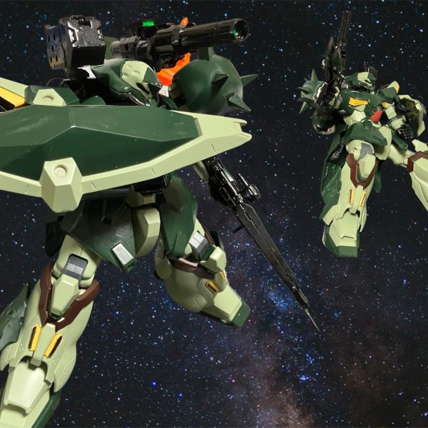 カリュドーン発射。数コンマでフライトフォームに変形、突貫。すれ違うシャルフ・ドーガには巨大な影がすれ違うも反応に遅れる。たった数秒間の空白が彼らの命取りだった。背後に回って素早く変形！3本爪から発せられたビーム刃が斬！斬！！・・・重ねて、斬‼️爆発を背にして変形し、距離を取る。そこへCPから帰還命令。何故ですか？あとひと押し！？・・・・・期待に振り回されて、推進剤の無駄遣いだ。あっけに取られる残敵を背に、フライトフォームで遠ざかる。脅威なれど・・・求められる結果には及ばず。プロに求められるものは遠い。（3枚目）