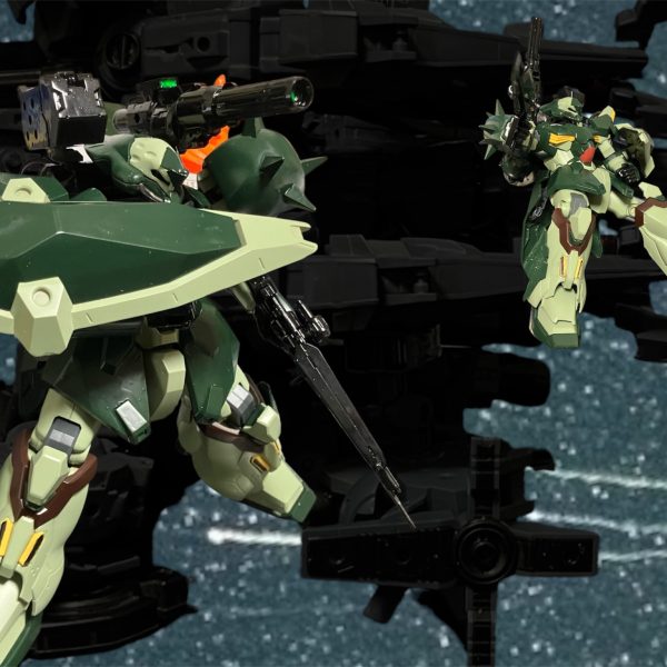 カリュドーン発射。数コンマでフライトフォームに変形、突貫。すれ違うシャルフ・ドーガには巨大な影がすれ違うも反応に遅れる。たった数秒間の空白が彼らの命取りだった。背後に回って素早く変形！3本爪から発せられたビーム刃が斬！斬！！・・・重ねて、斬‼️爆発を背にして変形し、距離を取る。そこへCPから帰還命令。何故ですか？あとひと押し！？・・・・・期待に振り回されて、推進剤の無駄遣いだ。あっけに取られる残敵を背に、フライトフォームで遠ざかる。脅威なれど・・・求められる結果には及ばず。プロに求められるものは遠い。（4枚目）