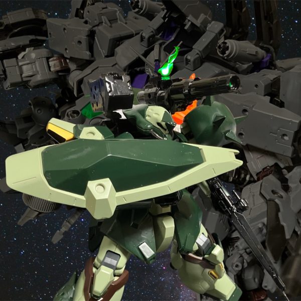 カリュドーン発射。数コンマでフライトフォームに変形、突貫。すれ違うシャルフ・ドーガには巨大な影がすれ違うも反応に遅れる。たった数秒間の空白が彼らの命取りだった。背後に回って素早く変形！3本爪から発せられたビーム刃が斬！斬！！・・・重ねて、斬‼️爆発を背にして変形し、距離を取る。そこへCPから帰還命令。何故ですか？あとひと押し！？・・・・・期待に振り回されて、推進剤の無駄遣いだ。あっけに取られる残敵を背に、フライトフォームで遠ざかる。脅威なれど・・・求められる結果には及ばず。プロに求められるものは遠い。（5枚目）