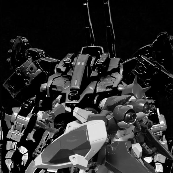 ジオン残党のグラナダ工場強襲によりGコマンダーが奪取された。抵抗した螺鈿ワークス側は、ジェガンAD２番機・６番機が相討ちの形で撃破された。後に奪取されたGコマンダー/アステリオスのカリュドーンによる砲撃で拠点艦「カチョウフウゲツ」も右舷ブロックを破損。修理・補充により１カ月あまり。新たな人員・物資。再び立ち上がる！（2枚目）