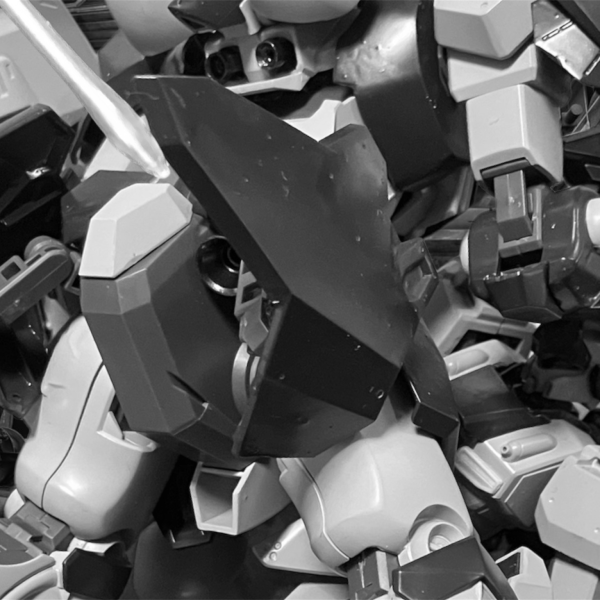 ジオン残党のグラナダ工場強襲によりGコマンダーが奪取された。抵抗した螺鈿ワークス側は、ジェガンAD２番機・６番機が相討ちの形で撃破された。後に奪取されたGコマンダー/アステリオスのカリュドーンによる砲撃で拠点艦「カチョウフウゲツ」も右舷ブロックを破損。修理・補充により１カ月あまり。新たな人員・物資。再び立ち上がる！（3枚目）