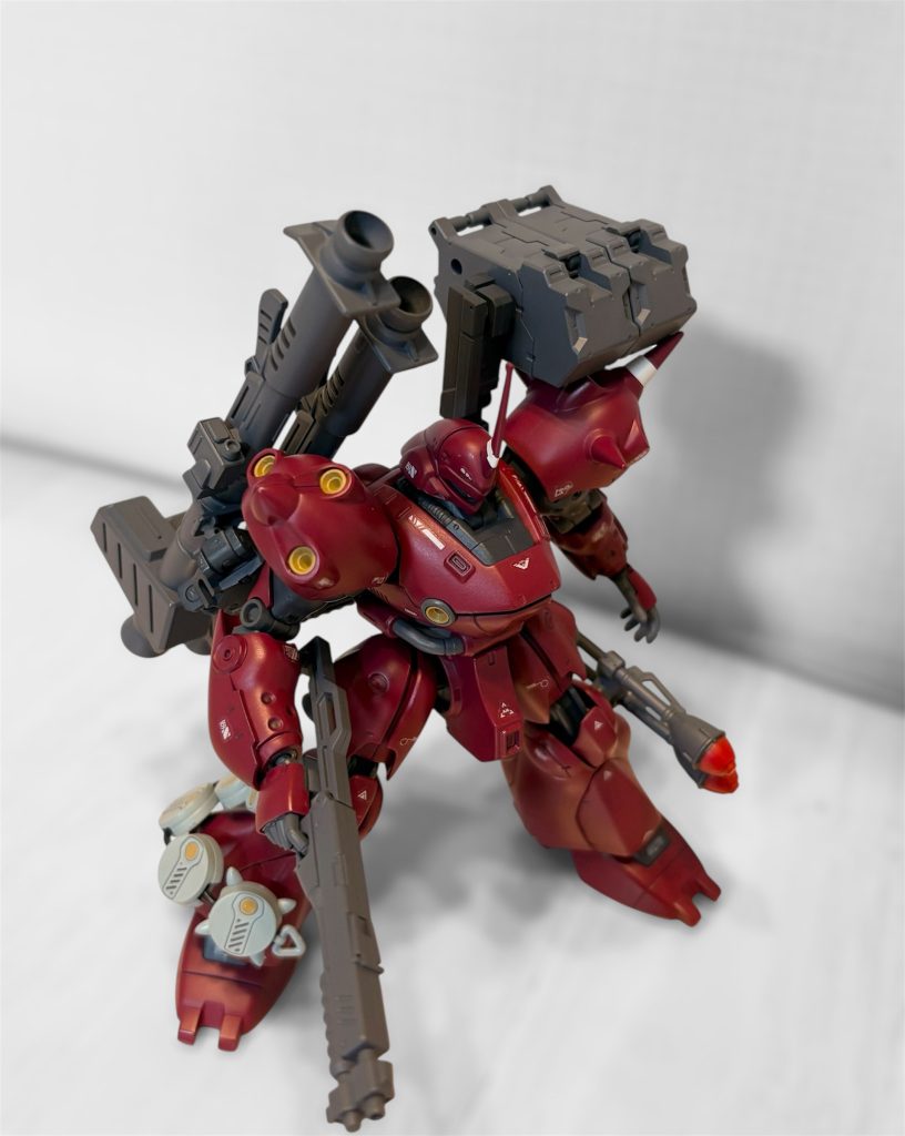 背部にはジャイアントバズとミサイルランチャーを２個づつ。