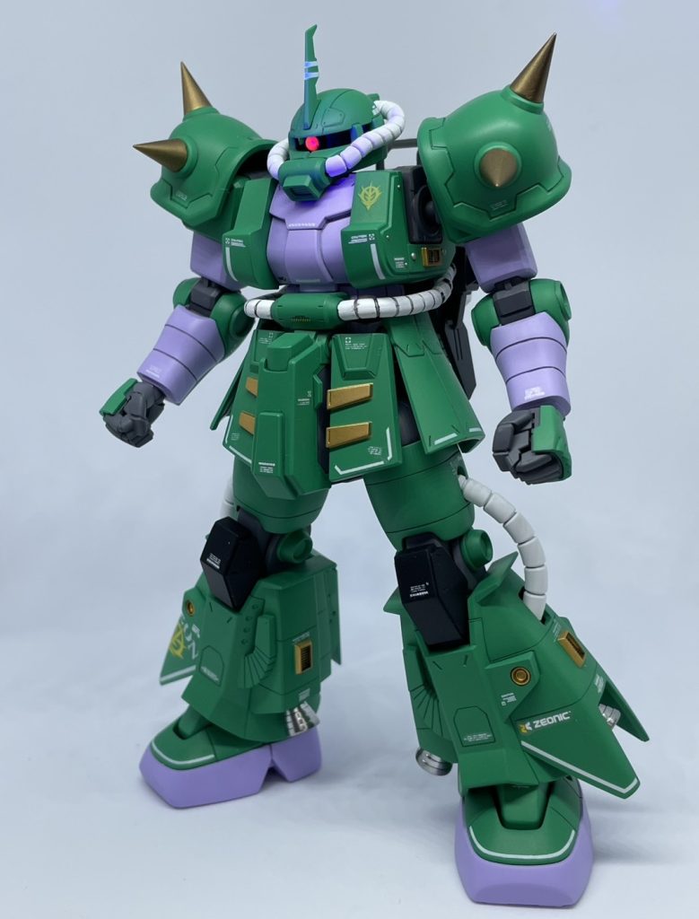 蛍光ピンクでモノアイも発光