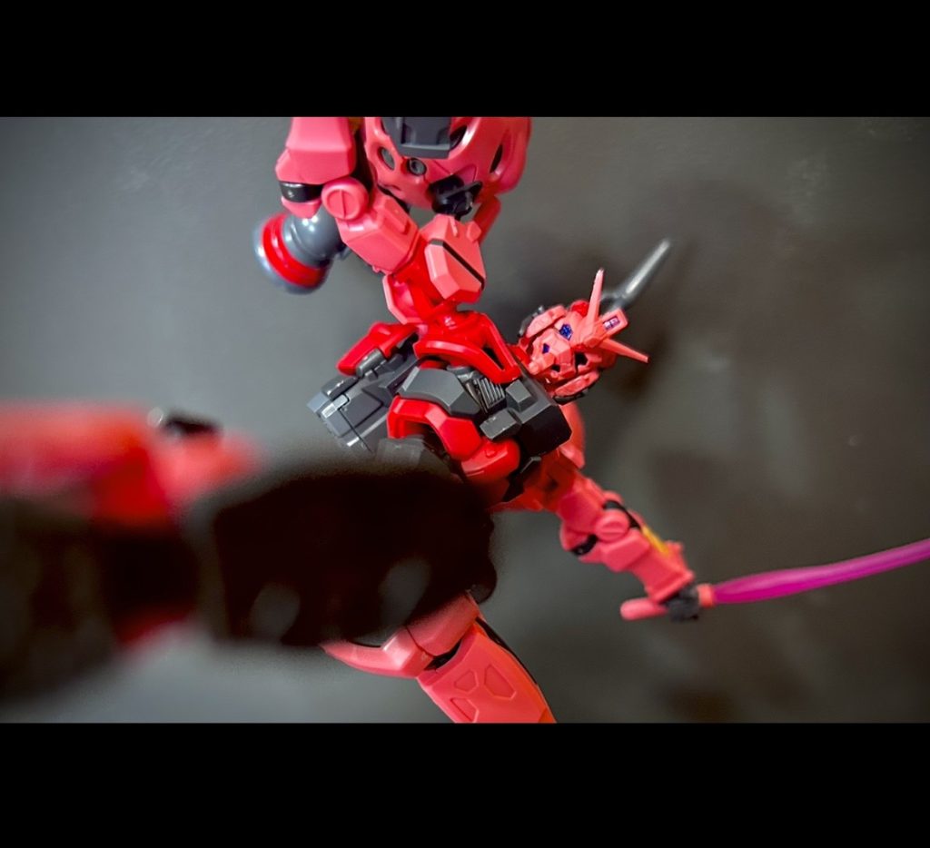 伝家の宝刀、シャアキック。うん、似合うね。