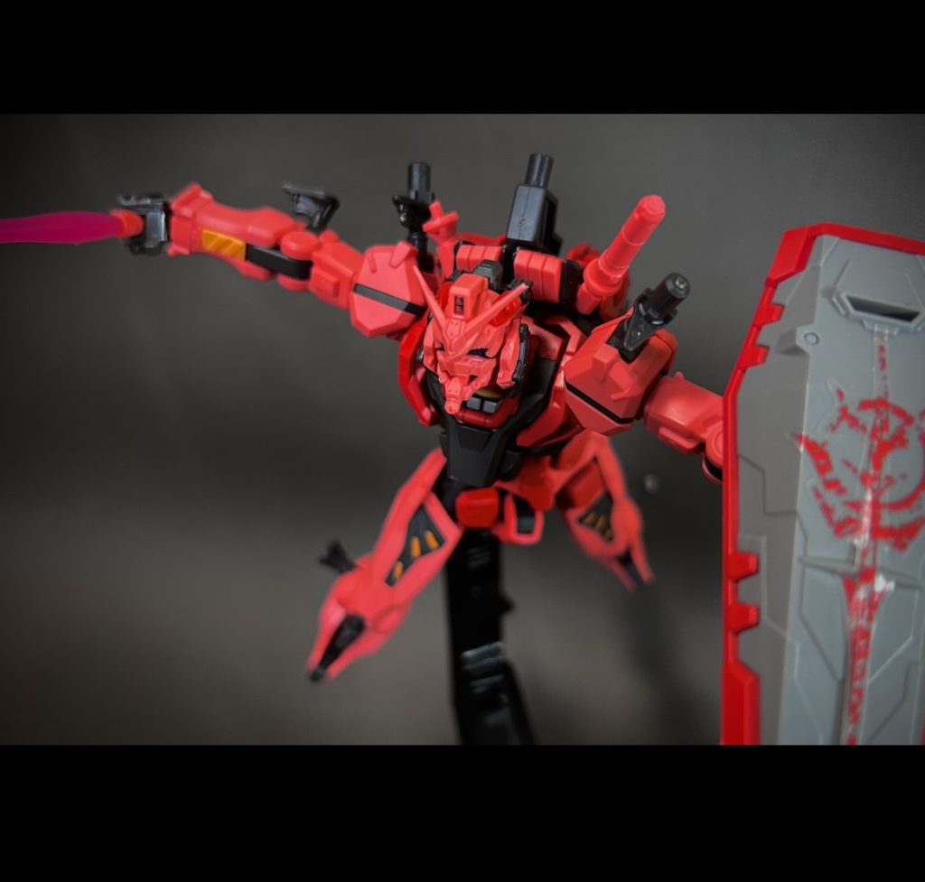 サーベル構えてる赤いガンダムかっこよすぎ…いやマジでかっこいい…買ってよかった…