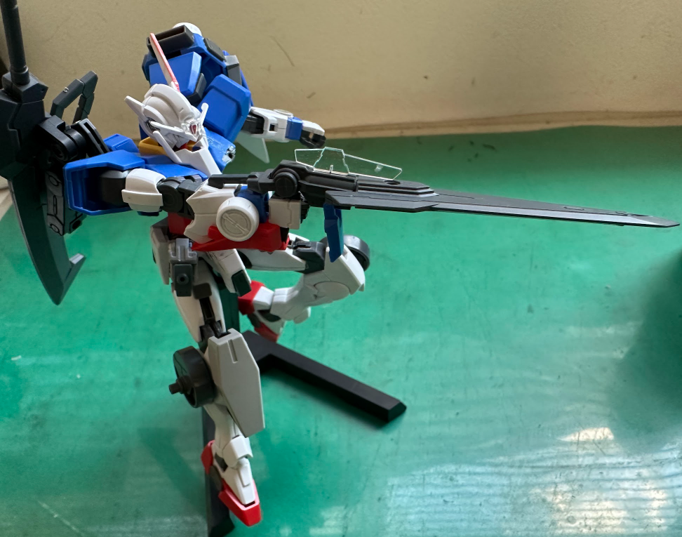 背部にはウェポンラックが存在し、本機は主にGNバスターソード2(CB改修仕様)を懸架している。(ただの30mmのヘビーウェポンセット付属のバスターソードなので画像はなし)