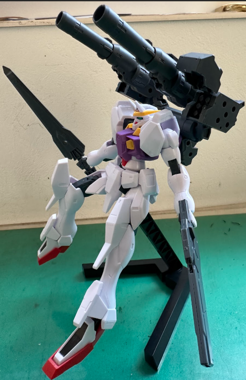 最初にラファエルヴェーダ内に残ったガ系の素体をとあるマイスター用に再びラファエルとして再生産。セラヴィー2の代わりのウェポンユニットを上部に搭載。このウェポンユニットはGNアームズの小型化の過程で生まれたもので、GNキャノン2門、GNミサイルポッド、内部に擬似太陽炉1基といった構成になっている。一応GNHW/B2ってことにしようと思ったのですが、GUNSTA内に「ラファエルガンダムGNHW」の名前を使った先駆者がいらっしゃったので、ラファエルの低重量を活かした高機動戦闘を問題なくこなせるかつ高火力な武装であると設定し、ラファエルガンダムGNLW(GNライトウェポン)と命名