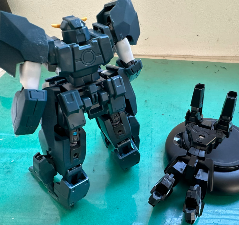 背中にはセム(今はセラフィムそのままだが、改造予定)を磁石で接続元のHGラファエルガンダム付属のセラヴィー2はあちこちが一体化成形されていたので、切り離し、関節の置き換えが相当大変でした。ただ、そのおかげで装甲内部はかなりスペースがあったため百均の大きめの磁石も体内に入り、セムもぐらつくことなくしっかり背負うことができています。