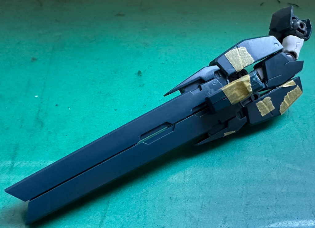 そして1番工夫を凝らしたのが、このGNバズーカのダブルバズーカモードです。本来セラヴィー2はダブルバズーカモードがオミットされ、銃身をぴったり合わせたセラヴィーのダブルバズーカを再現できないようになっています。それを下記画像のように砲身と砲身下部のパーツに切り分け、砲身内部にポリキャップと取り外し可能なグリップ、磁石を仕込みます。砲身下部のパーツにはパワードアームズパワーダーのジョイントパーツを埋め込みます。