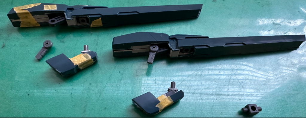 それから右下に見える真ん中に3mm穴、両側に3mm軸の生えたジョイントパーツを用意(30mmのジョイントパーツ)