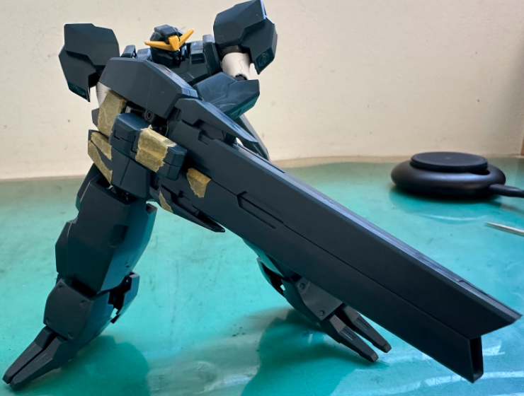 最後に残ったバズーカを上から被せるようにジョイントパーツと接続すればセラヴィー2版のダブルバズーカモードの完成!グラハム「これがやりたかった!」ビジュアルは最高(自負)なのですが、とんでもない重量なので、腕には上側に1つ、肘側に1つ磁石を埋め込み、バズーカの砲身後部?にも磁石を埋め込み、バズーカが自重で垂れ下がらないよう対策しています。