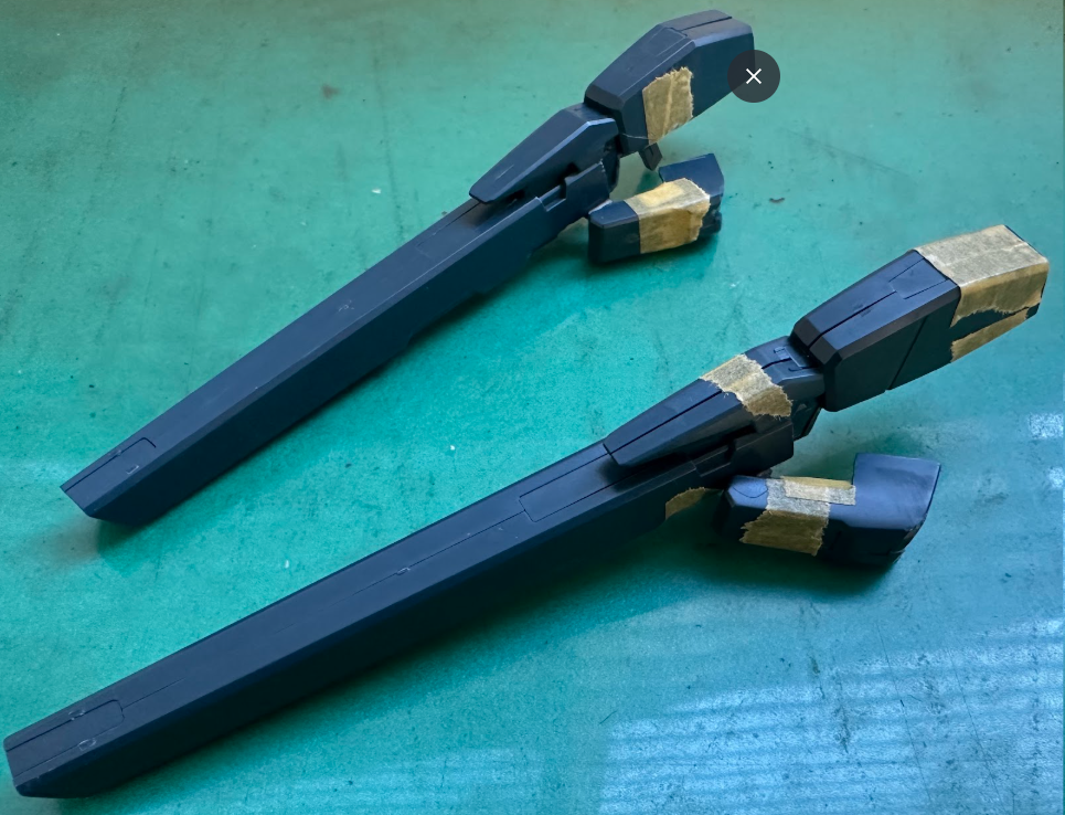 ちなみに想像ではジョイントパーツ抜きで、1.2丁のバズーカの下部パーツが画像のように一方向に折れる2.片方を逆手持ちし、その上にもう片方のバズーカを接続3.ダブルバズーカモードの完成としたかったのですが、HGサイズでは厳しかったので断念。このあとツインバスターキャノンもできるようバズーカのジョイントを追加予定以上、00系で今後改造する自分へのメモでした。