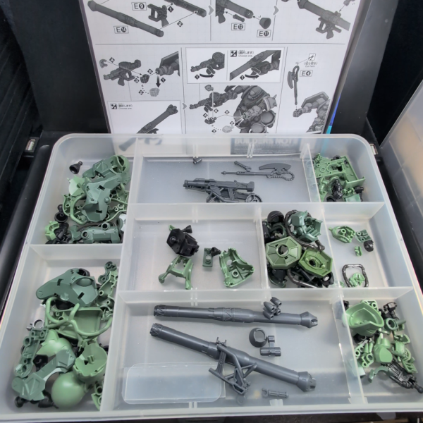 ザク（GQ）パーツ切り出しです。動画あり