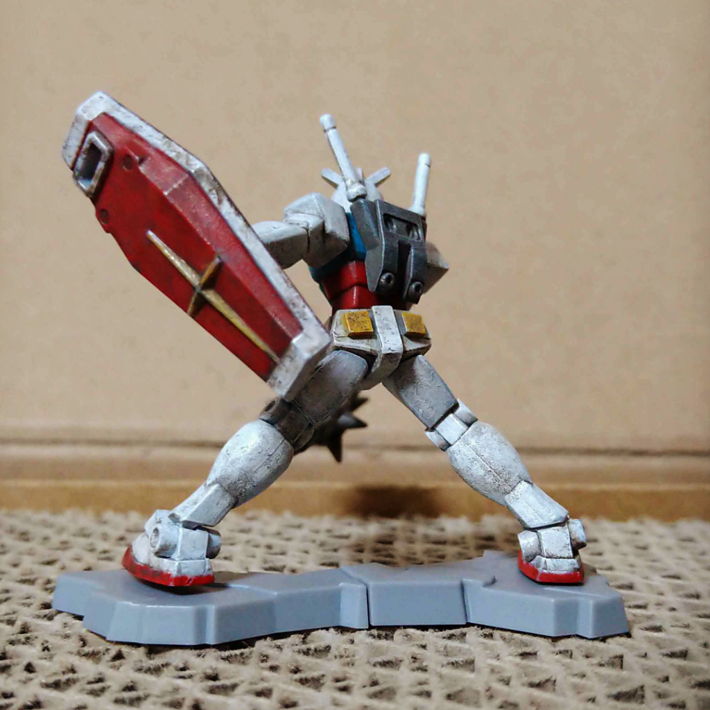 色選びは清水圭さんのEGガンダムを参考にしています。塗り方も倣いましたがモデルサイズの違いでほぼ自己流に。清水さん式としては厚塗りになりすぎてたり、塗り方と筆が合っておらず塗面がでこぼこしてしまったりと反省と学びの1作目になりました。足のパーティングライン…であってるのでしょうか、ふくらはぎ等の線みたいのが目立つので表面処理も次回からやりたいですね。