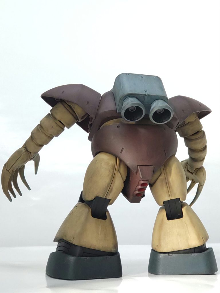 部分塗装は、モノアイレール、膝関節、足首、頭頂部、側頭部を艶消しブラックで行っています。バックパックのバーニアノズル内を黒鉄色、股間のノズル内を赤、腹部のメガ粒子砲の中心部を白、魚雷発射装置をグレーで塗りました。