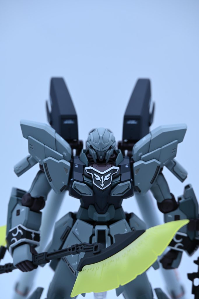 胸にあるエングレービングの凹凸が途中で無くなってるのでマスキングで拭き取りました。