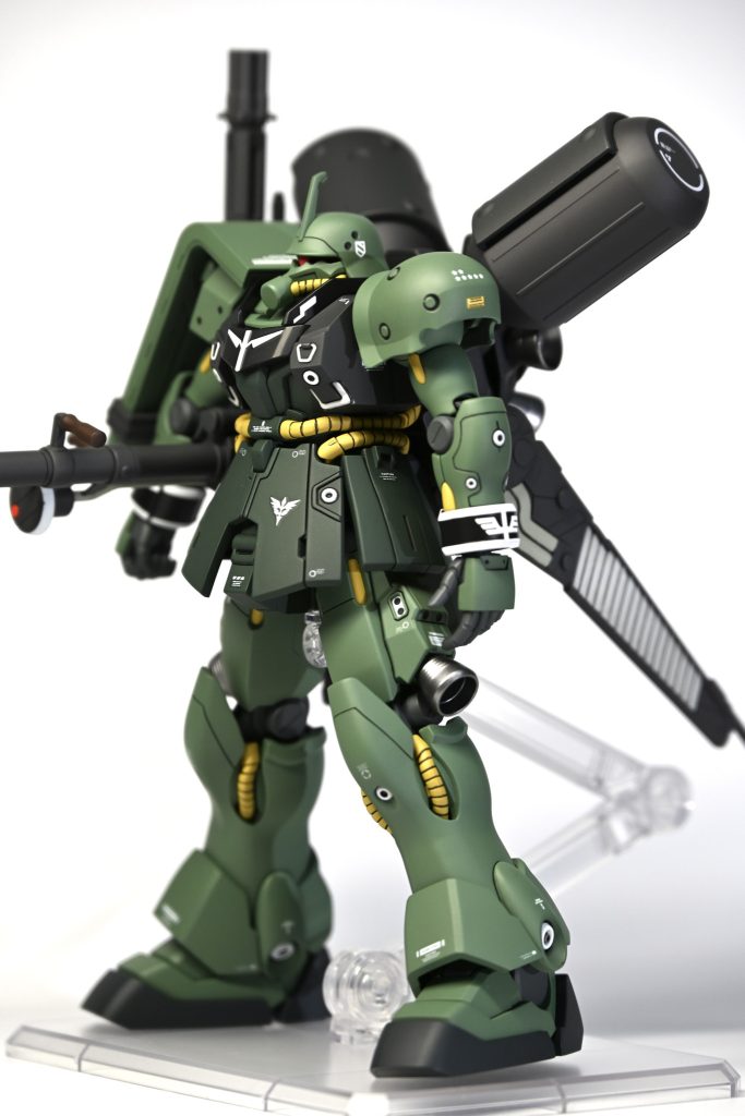 合わせ目消しと掘り直ししたくらいなのですがこのキットはカッコいいですね！脚の丸ダクト中心だけどメタルパーツ使用モノアイはHアイズをピンクに塗って取り付けました。&nbsp;&nbsp;