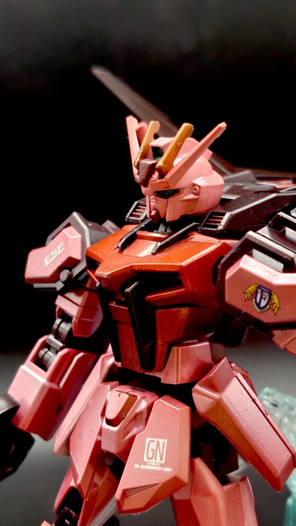 レッドクリアでグラデーションしました。(わかりにくいですが。)ツインアイはメタリックグリーンで着色。墨入れや部分塗装はキャンディ塗装を邪魔するのでしていません。