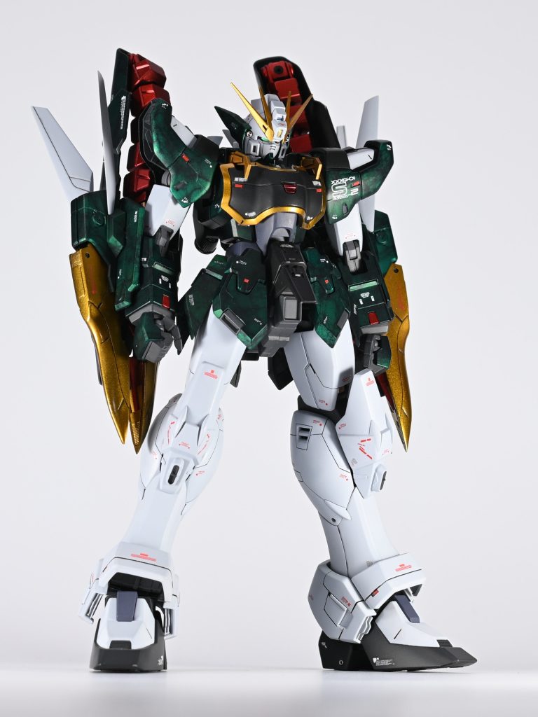 重厚感を表現したかったので、メインカラーのグリーンは大理石風に。全体的にトーンが落ちたので、部分的にマットブラックに変更しバランスを取りました。