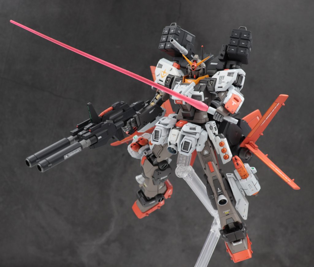 武装としてはハイパービームサーベル...は持たせられなかったので、ビームだけでも太めに。柄の部分も開口しビームキャノンとしても使用可能に。