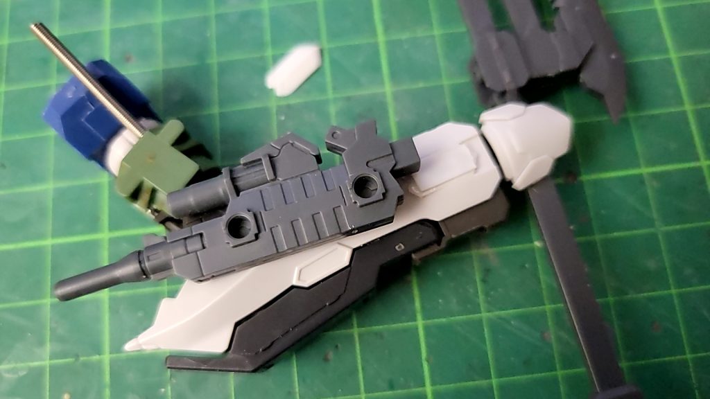 3㎜穴を開けて腕に30MMの武装を取り付け