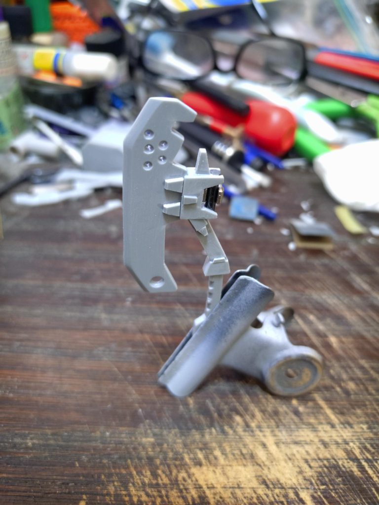 次はプラ板から作ったヒートホーク。刃や柄の部分は1mmプラ板を2枚張り合わせた物を加工。プラ板だけで武装の出来上がり(笑)プラ板を張り合わせ、いろんな厚みのプラ板を作っておくといろんな組み合わせが出来るので良いですよ。プラ板を加工する時は真っ直ぐ綺麗に切り出す事。切り口や表面はペーパー掛けて綺麗にしてから接着。細かな起伏やディテールを加えるともっとカッコよくなりますが、そこは自分の気力とやる気次第………(笑)