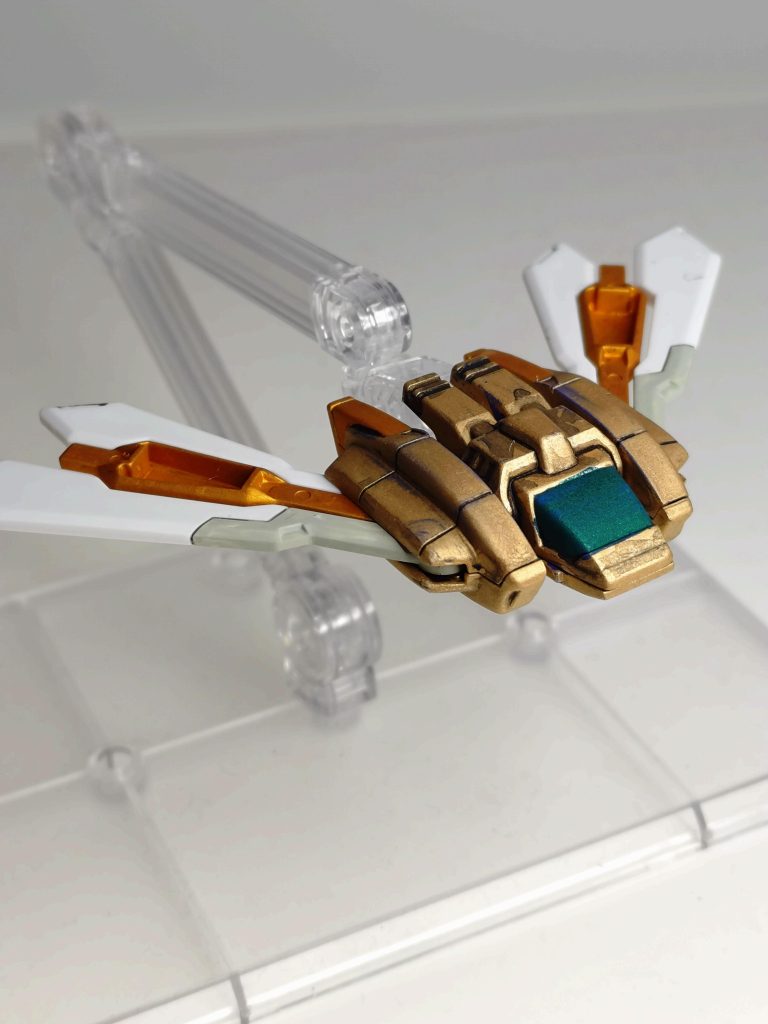 コアランダー本体に合わせて配色。コックピット部はメタリックグリーンで塗装しましたが、どうせ合体して隠れてしまうのでさらっと塗りました。