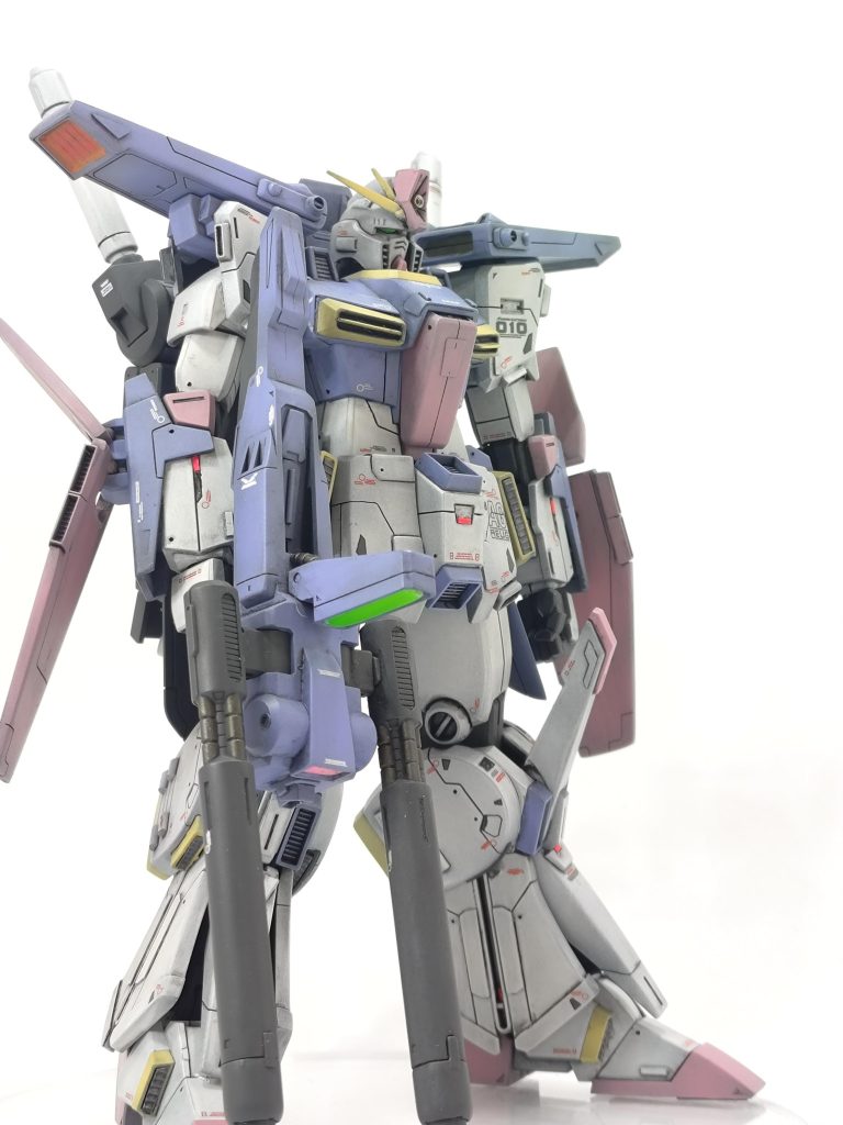 今回もあまりいじらず、顔面切り離して顎削って小型化と取り付け位置上ずらし、ハイメガキャノン上下厚みちょいマシ、スジ彫りとプラ棒・プラ板・コトブキヤのダクトノズルでゴテゴテさせて、縦長バーニアの中をエバーグリーンのラップサイディングでダクトフィンぽくしたぐらいです。あと腰前アーマーをプラ板かまして2mm延長してました