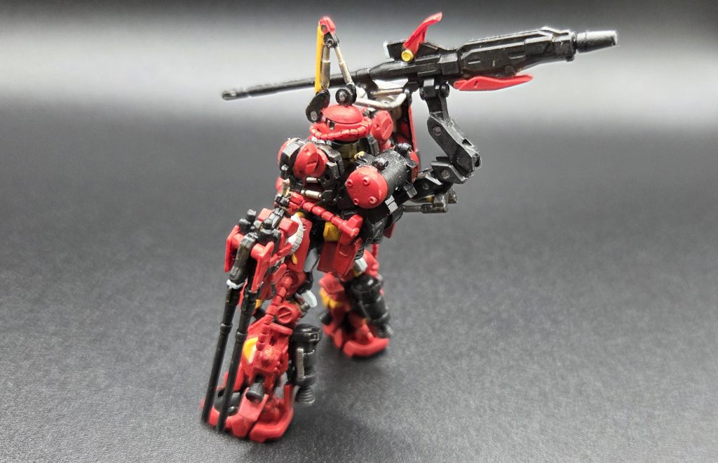 重心が傾いていますが何とか自立しています。