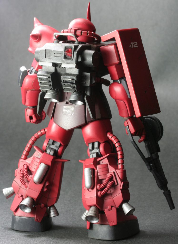 頭部はモノアイをスコタコ風味、動力パイプは新造しています。胴体胸部は一回り大きくしています。胸部と上腹部で別パーツ化し、ボールジョイント挟んで、スカート若干長めの胴長短足化としました。脚部は腿後ろの肥大化をしています。胴体、脚部とも動力パイプはキットのものを切り離しています。