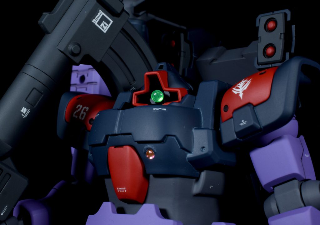 顎引きができるように首元を一段下げていますモノアイはジョイントパーツで可動化