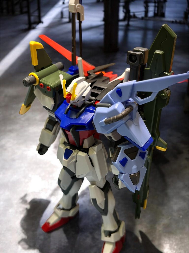 エール、ランチャー、ソードの各種ストライカーパックを装備