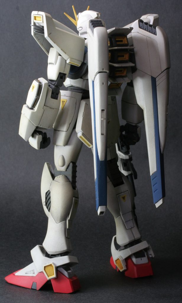 塗装に関してはMGにしては近年稀にみたマスキング必須キット、でしたので、マスキング地獄にみまわれました。色味は全体的に薄い方向にしています。